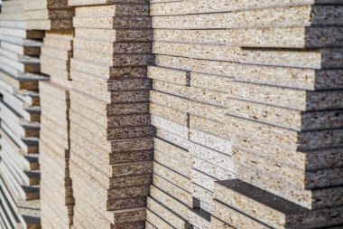 Parçacık kurulu mobilya üretimi için bir parçası demetleri katlanmış.