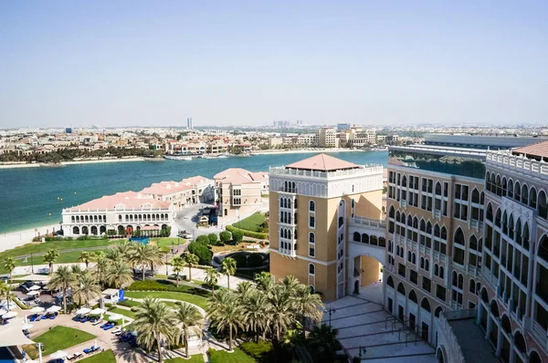 Abu Dhabi. Nyáron 2016. A hotel Ritz Carlton parkosított oázis. — Stock Fotó