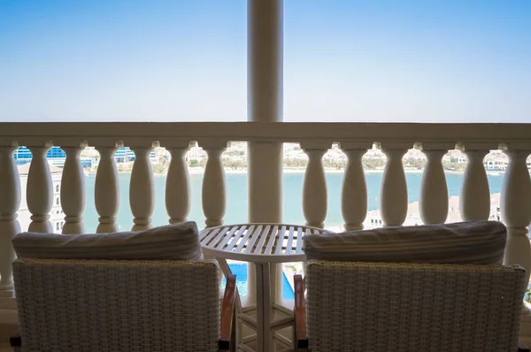アブダビ。2016 の夏。ホテル ザ ・ リッツ ・ カールトンの美しいオアシス. — ストック写真