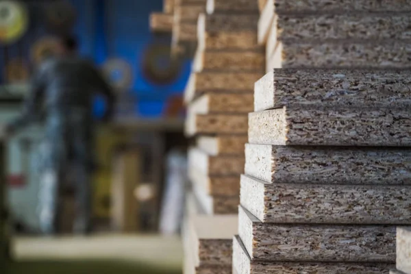 Zusammengefaltet in Bündeln eines Teils Spanplatten zur Möbelherstellung. — Stockfoto