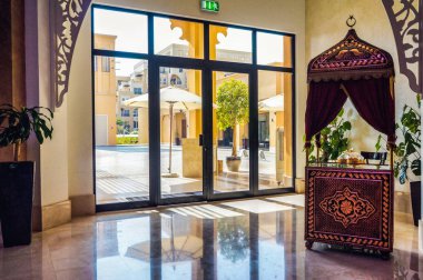 Dubai. 2016 yaz aylarında. Otelin modern ve aydınlık iç mermer dekorasyon 