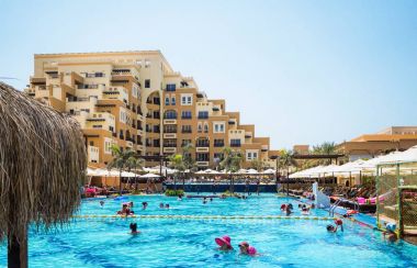 Dubai. 2016 yaz aylarında. Basra Körfezi, Ras Al Khaimah otel Rixos Bab Al Bahr vaha su.