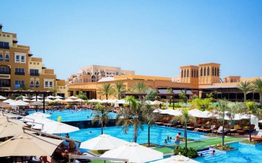 Dubai. 2016 yaz aylarında. Basra Körfezi, Ras Al Khaimah otel Rixos Bab Al Bahr vaha su.