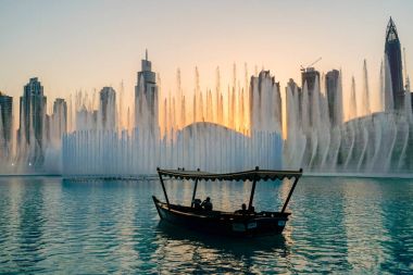 Dubai. 2016 yaz aylarında. Arap Dhow Dubai Mall şarkı Fountain'dan.
