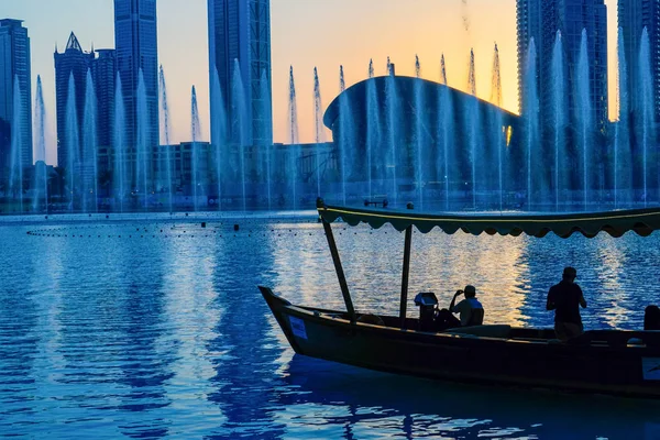 Dubai. En el verano de 2016. Dhow árabe en la fuente de canto en Dubai Mall . — Foto de Stock