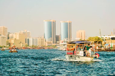 Dubai. 2016 yaz aylarında. Deira geçiş eski Arap tekneye Dhow.