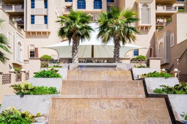 Dubai. 2016 yaz aylarında. Modern otel, yeşil bir vaha Arap Körfezi'nin kıyısında.