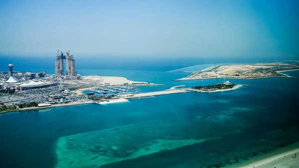 Abu Dhabi. I sommaren 2016. Byggandet av konstgjorda öar i Persiska viken. — Stockfoto
