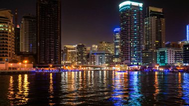 Dubai. 2016 yaz aylarında. Gece ışıkları Arap Körfezi'nin kıyısında ultramodern Dubai Marina.