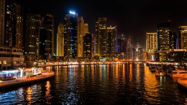 Dubai. 2016 yaz aylarında. Gece ışıkları Arap Körfezi'nin kıyısında ultramodern Dubai Marina.