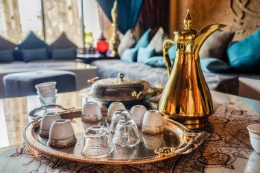 Dubai. 2016 yaz aylarında. Oteldeki kahve Arapça.