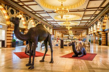 Dubai. 2016 yaz. İç mermer en büyük alışveriş mağazası Dubai Alışveriş Merkezi