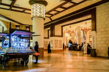 Dubai. 2016 yaz. Mermer en büyük alışveriş lüks iç depolamak Dubai Alışveriş Merkezi