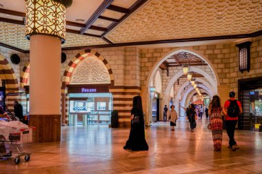 Dubai. 2016 yaz. Mermer en büyük alışveriş lüks iç depolamak Dubai Alışveriş Merkezi