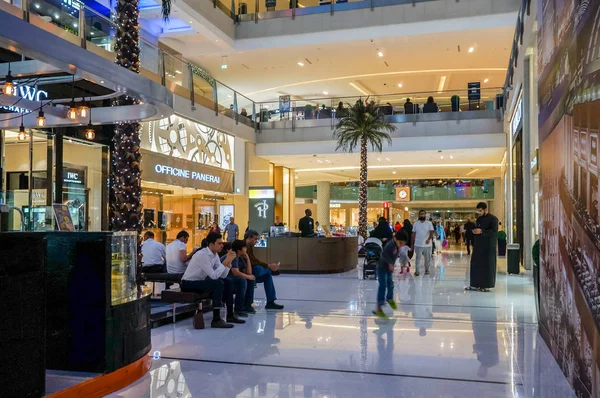 Дубай. Лето 2016. Роскошный интерьер в магазине Dubai Mall — стоковое фото