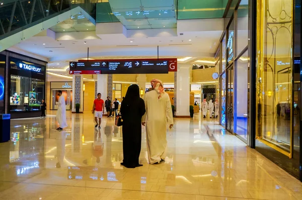 Dubai. Estate 2016. Gli interni lussuosi nel negozio Dubai Mall — Foto Stock