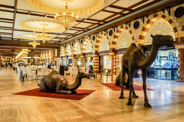 Дубай. Лето 2016. Интерьер крупнейшего магазина мрамора Dubai Mall — стоковое фото
