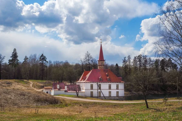 Sankt-Petersburg. A cidade de Gatchina. O castelo do Priorado. Primavera de 2017 — Fotografia de Stock