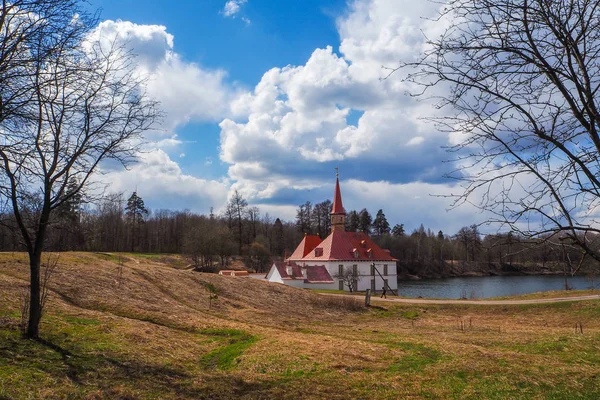 Sankt-Petersburg. La ciudad de Gatchina. El castillo del Priorato. Primavera de 2017 —  Fotos de Stock