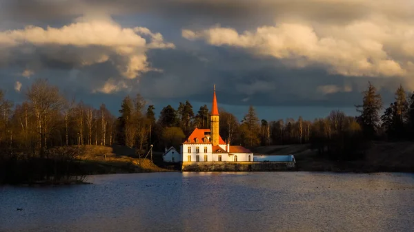 Санкт Петербург. Місто Гатчині. Priory замок. Весна 2017 — стокове фото