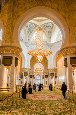 Abu Dabi. 2016 yaz. Büyük Sheik Zayed Camisi. Dış ve iç.