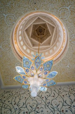 Abu Dabi. 2016 yaz. Büyük Sheik Zayed Camisi. Dış ve iç.