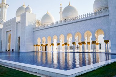 Abu Dabi. 2016 yaz. Büyük Sheik Zayed Camisi. Dış ve iç.