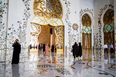 Abu Dabi. 2016 yaz. Büyük Sheik Zayed Camisi. Dış ve iç.