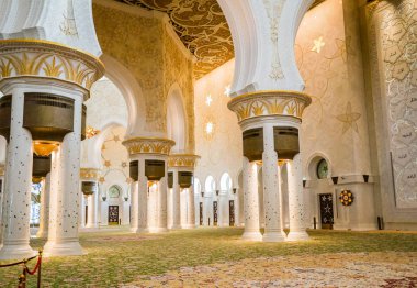 Abu Dabi. 2016 yaz. Büyük Sheik Zayed Camisi. Dış ve iç.