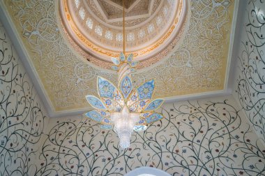 Abu Dabi. 2016 yaz. Büyük Sheik Zayed Camisi. Dış ve iç.