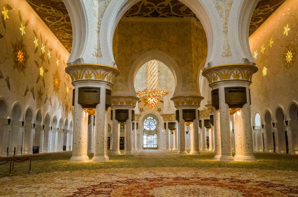 Abu Dabi. 2016 yaz. Büyük Sheik Zayed Camisi. Dış ve iç.