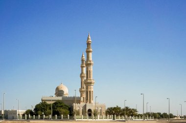 Abu Dabi. 2016 yaz. Arap Körfezi'nin kıyısında Camii.