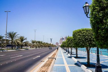 Abu Dabi. 2016 yaz. Modern bir yeşil metropol Arap Körfezi'nin kıyısında.