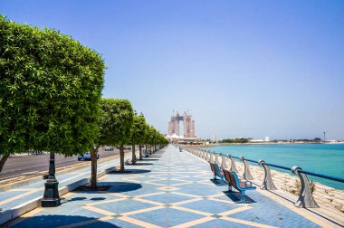 Abu Dabi. 2016 yaz. Modern bir yeşil metropol Arap Körfezi'nin kıyısında.