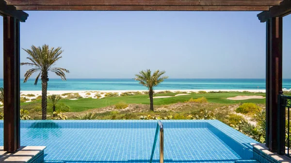 Abu Dhabi. In de zomer van 2016. De beschermde oase op het hotel St. Regis Saadiyat Island Resort. — Stockfoto