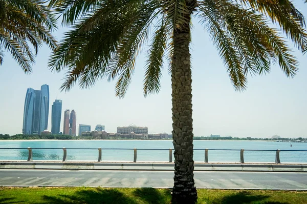 Abu Dhabi. Verão de 2016. Uma metrópole verde moderna nas margens do Golfo Pérsico . — Fotografia de Stock