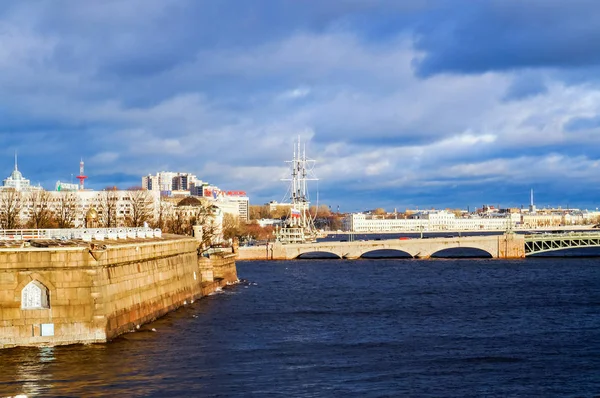 Rusia. Buenos días en San Petersburgo. Otoño 2016. Fortaleza Petropavlovskaya . — Foto de Stock