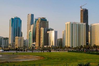 Sharjah. 2016 yaz aylarında. Modern kentsel metropol gün şafak.