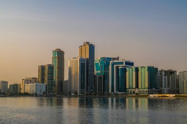 Sharjah. 2016 yaz aylarında. Modern kentsel metropol gün şafak.