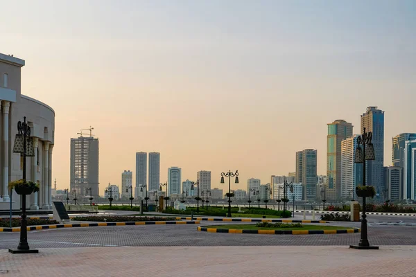 Sharjah. No verão de 2016. A metrópole urbana moderna no alvorecer do dia . — Fotografia de Stock