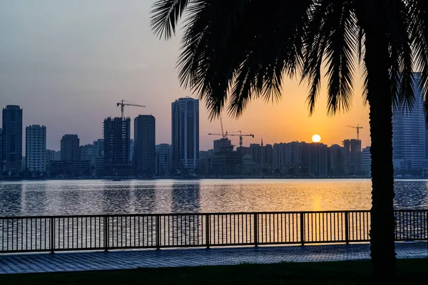 Sharjah. No verão de 2016. A metrópole urbana moderna no alvorecer do dia . — Fotografia de Stock