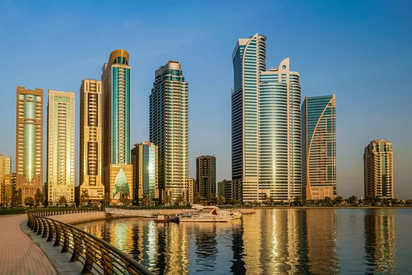 Sharjah. En el verano de 2016. La metrópoli urbana moderna al amanecer del día . — Foto de Stock