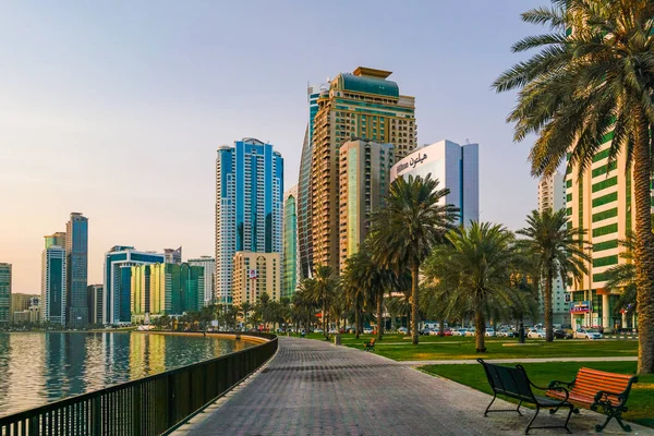 Sharjah. En el verano de 2016. La metrópoli urbana moderna al amanecer del día . — Foto de Stock