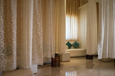 Dubai. 2016 yaz. Aydınlık ve modern iç The Ajman Palace Hotel.