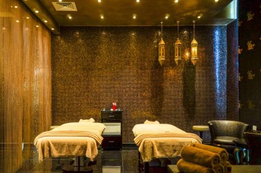 Dubai. 2016 yaz. Aydınlık ve modern iç spa Oda The Ajman Palace Hotel.