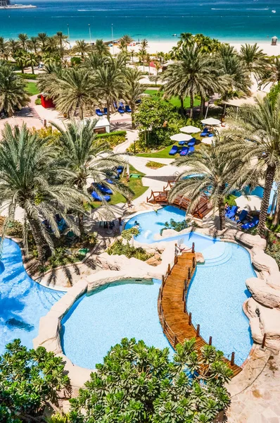 두바이입니다. 2016 년의 여름. 리츠 칼튼 두바이 호텔에 녹색 오아시스. — 스톡 사진