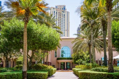 Dubai. 2016 yaz aylarında. Yeşil vaha The Ritz Carlton Dubai Hotel.