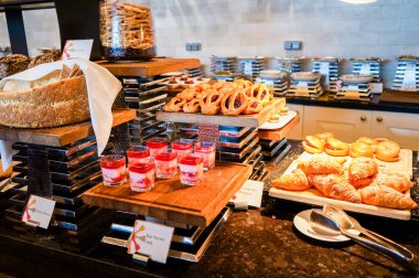 Abu Dabi. 2016 yaz. Otelde kahvaltı. Açık büfe kahvaltı. Masada yemek yemek düzenleme açık büfe.