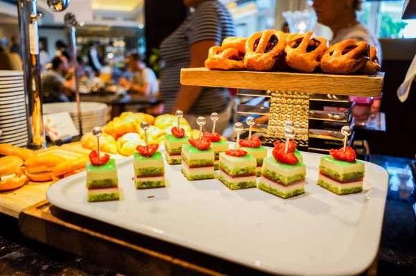 Abu Dhabi. Verão de 2016. Pequeno-almoço no hotel. Pequeno-almoço buffet. Buffet de catering arranjo de comida na mesa . — Fotografia de Stock