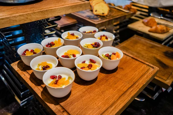 Abu Dhabi. Verão de 2016. Pequeno-almoço no hotel. Pequeno-almoço buffet. Buffet de catering arranjo de comida na mesa . — Fotografia de Stock